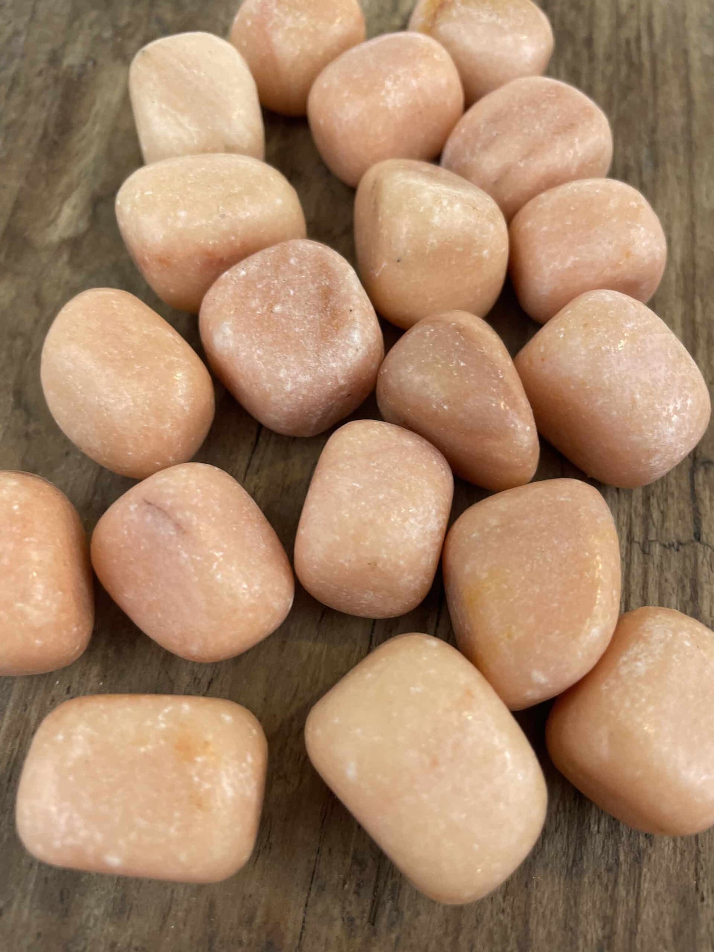 Ferskensten på træbord, arrangeret i en tilfældig klynge.