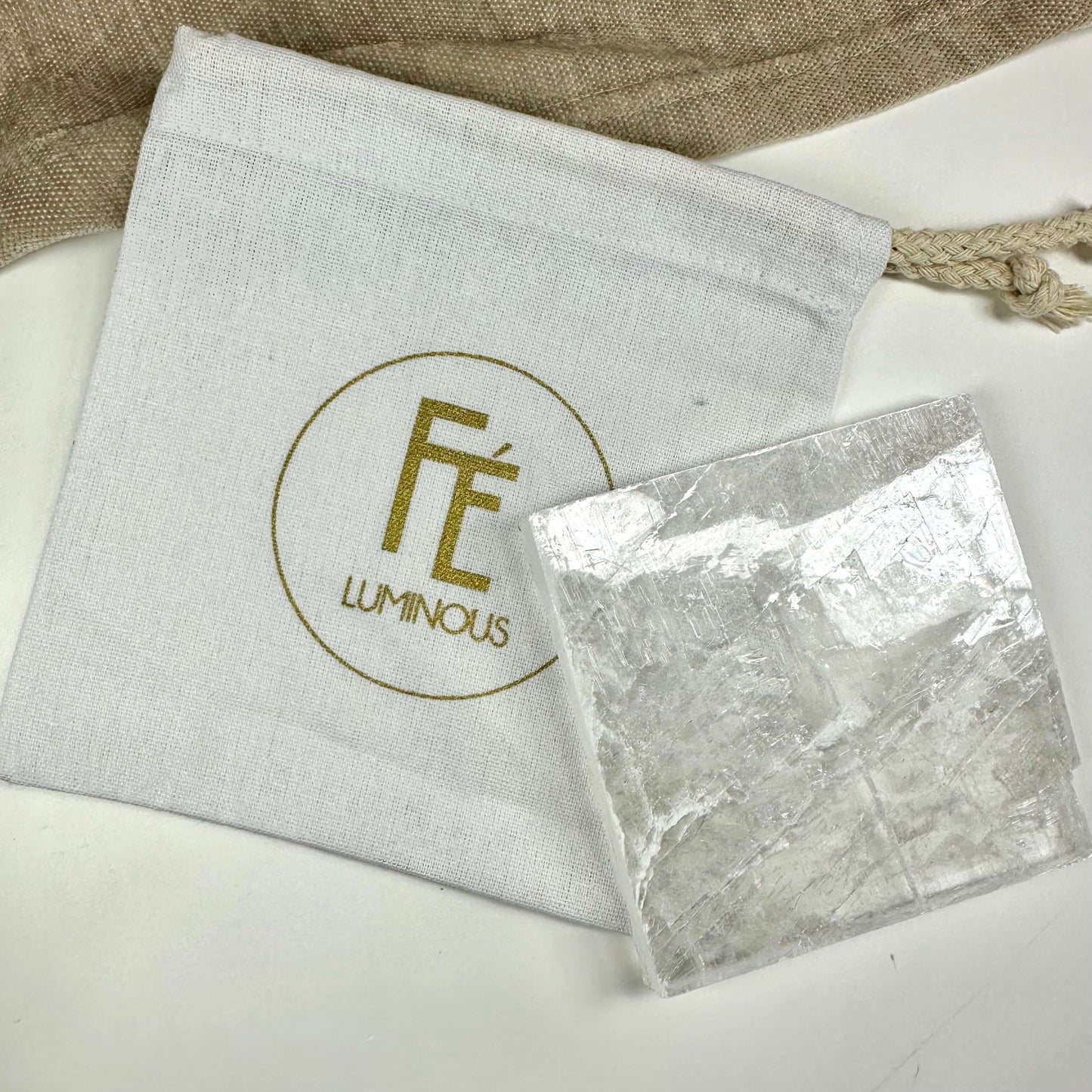 Armbånd opladningssæt inkl. gylden obsidian armbånd i hvid pose med guldfarvet logo og glansfuld sten.