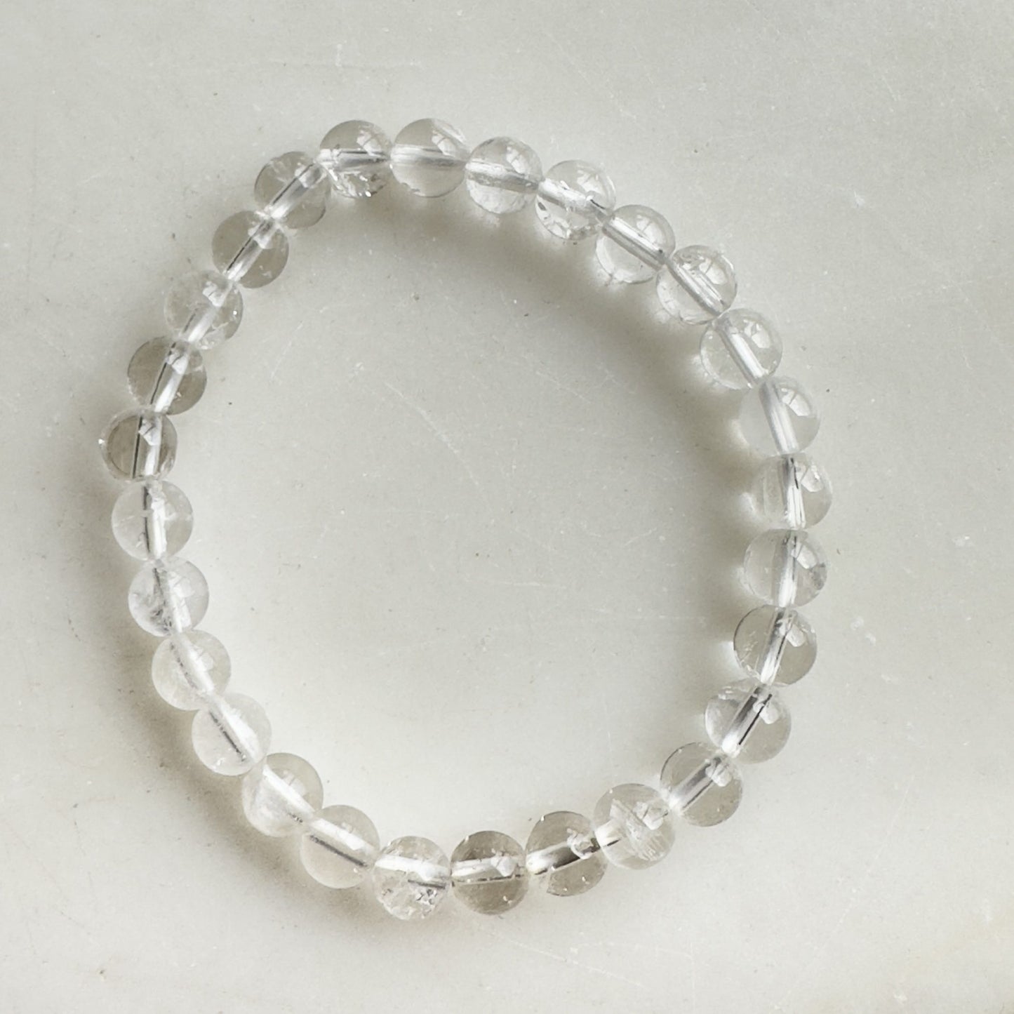 Bjergkrystal børnearmbånd på en lys baggrund.