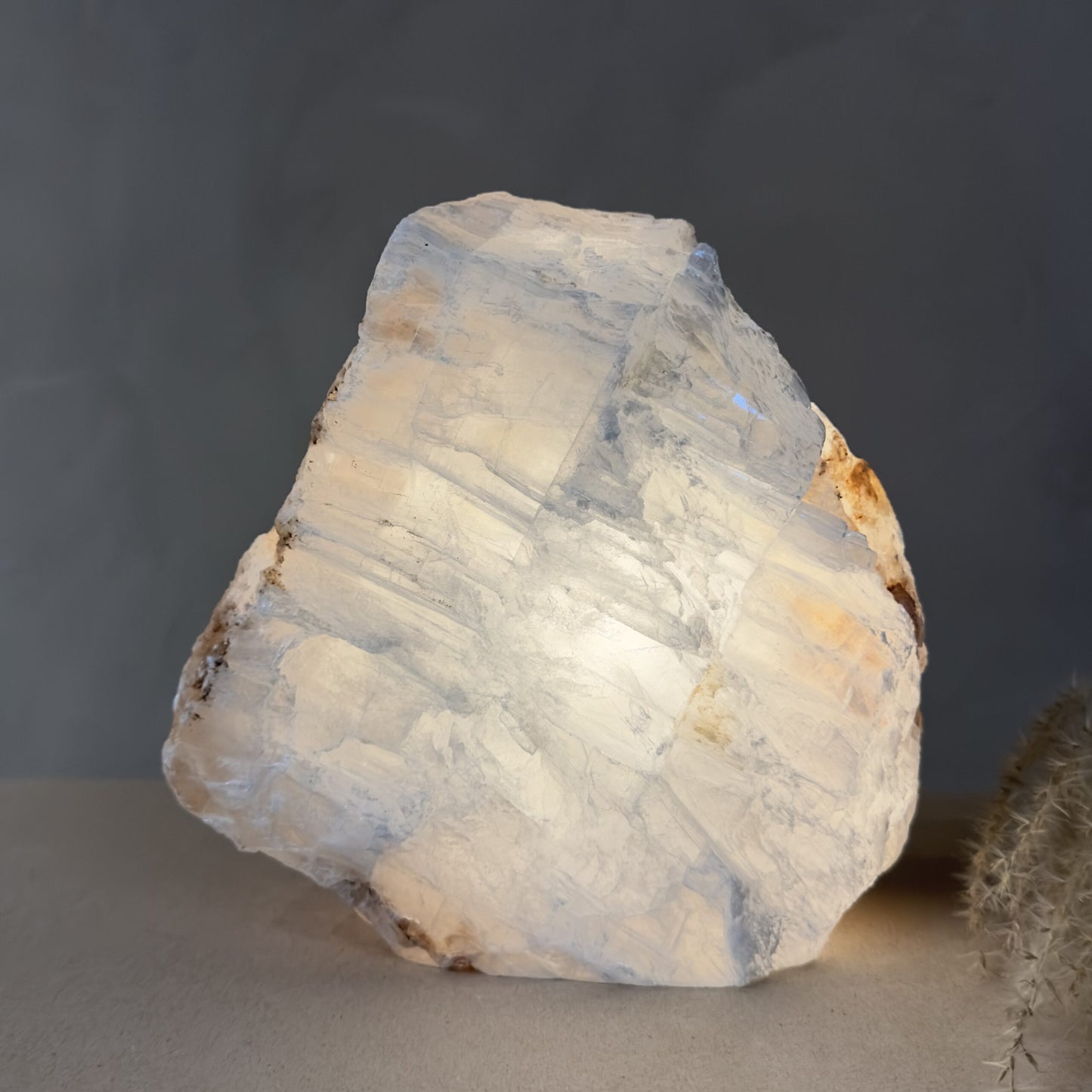 Mexicansk Selenit lampe nr 3 lyser blødt op i et dæmpet miljø, der skaber en rolig og afslappende atmosfære.