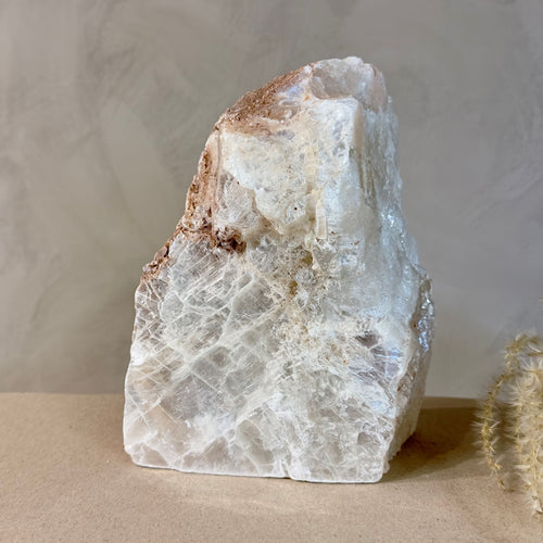 Mexicansk Selenit lampe nr 10: En naturlig stenlampe med en rå, hvid overflade på en enkel baggrund.