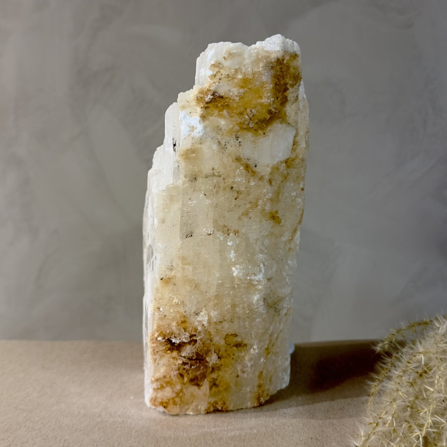 Mexicansk Selenit lampe nr 14 med gullige toner, står på en flad overflade med en neutral baggrund.