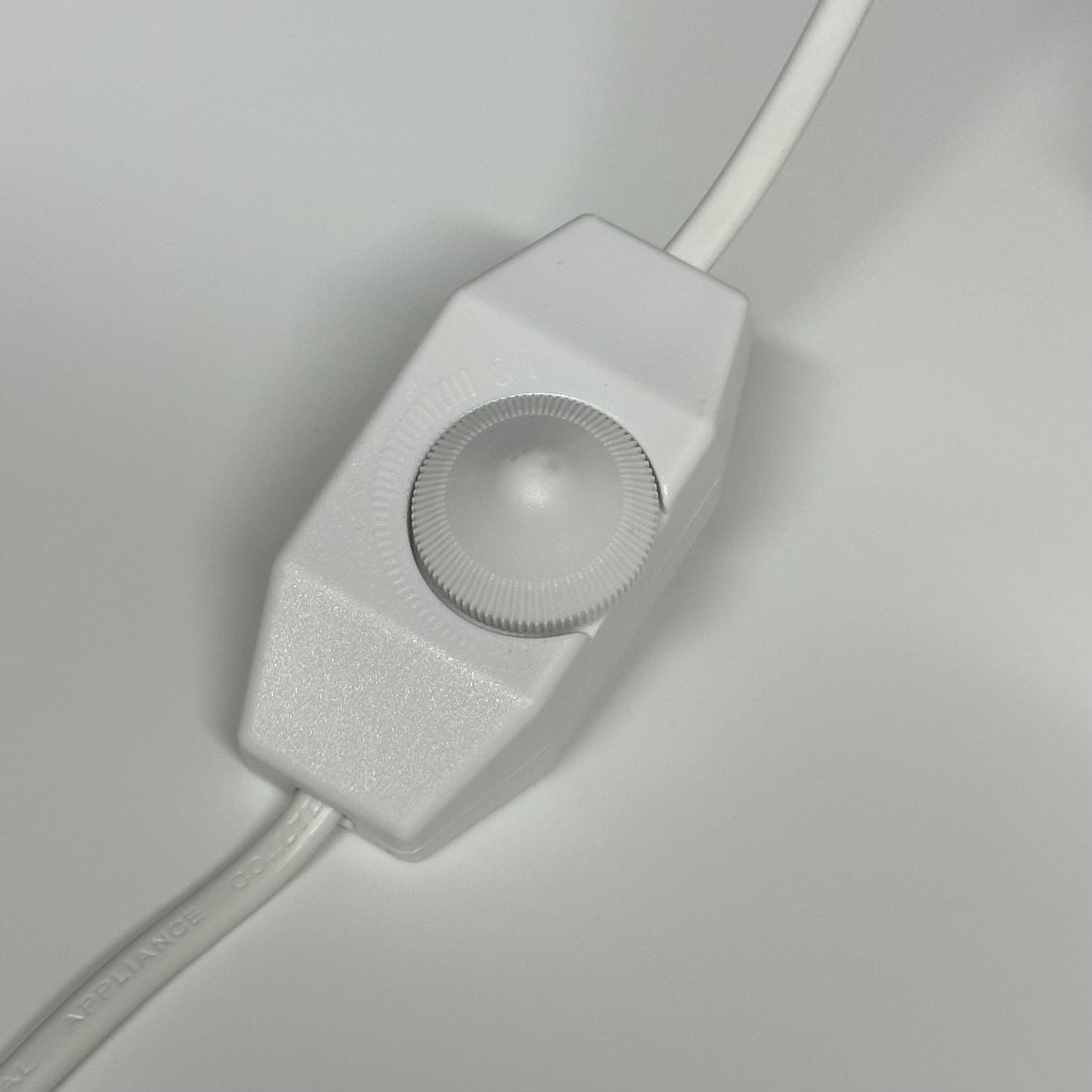 Hvid dæmper til Mexicansk Selenit lampe nr 46, med et justeringshjul og tilsluttet en hvid ledning.