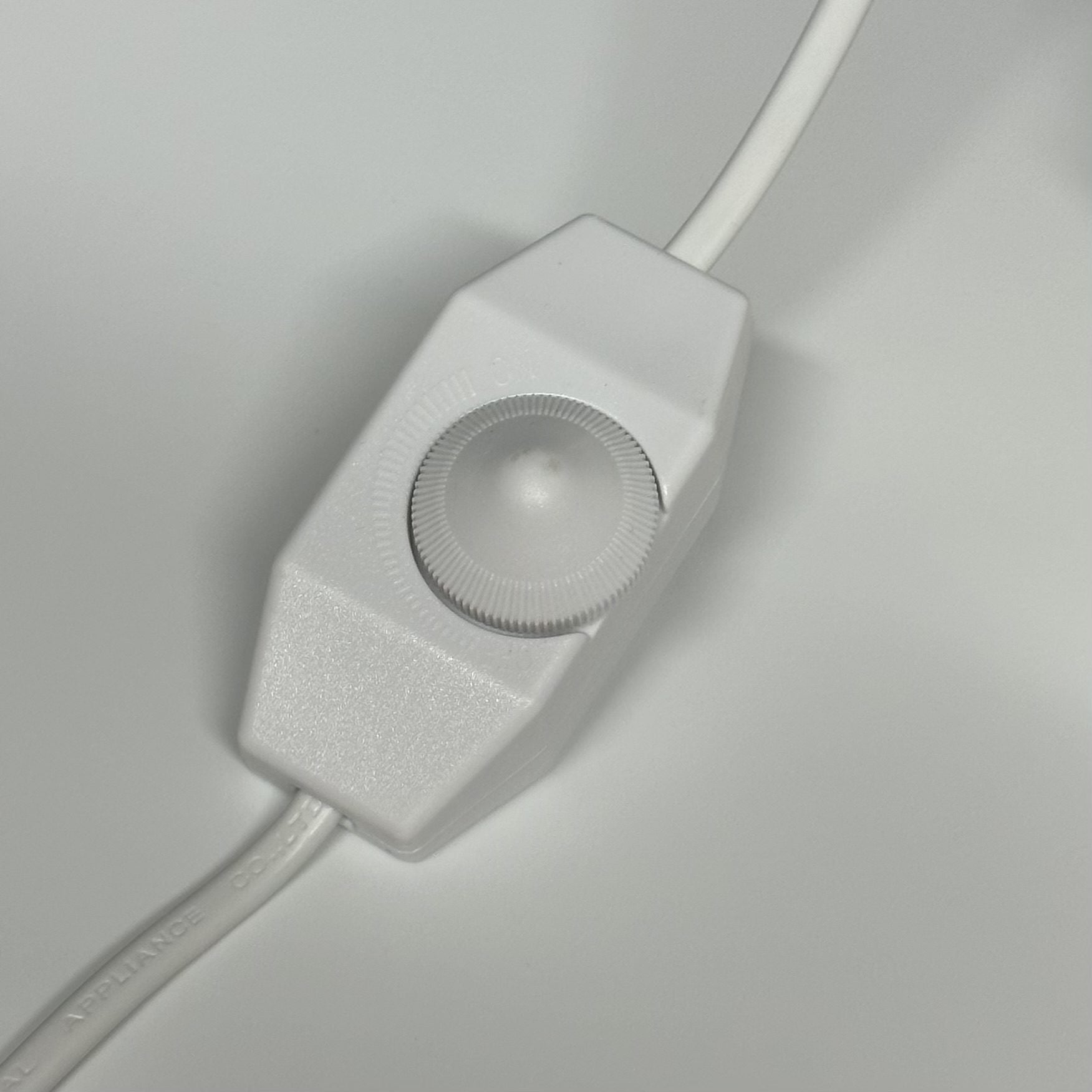 En hvid lysdæmper til en Mexicansk Selenit lampe nr 44 med drejeknap og ledning.