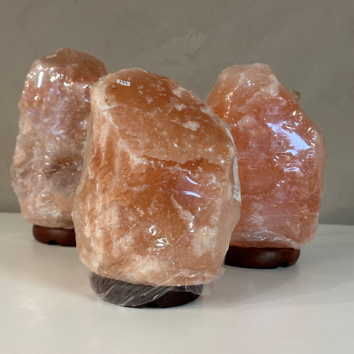 Tre Himalaya saltlamper pakket i plast på en hvid overflade.