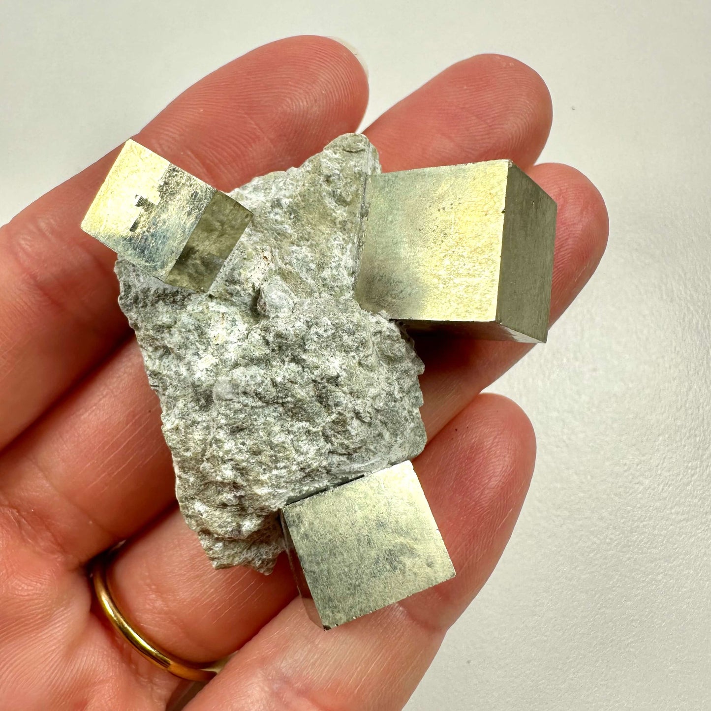 3 Pyrit kubes på modersten