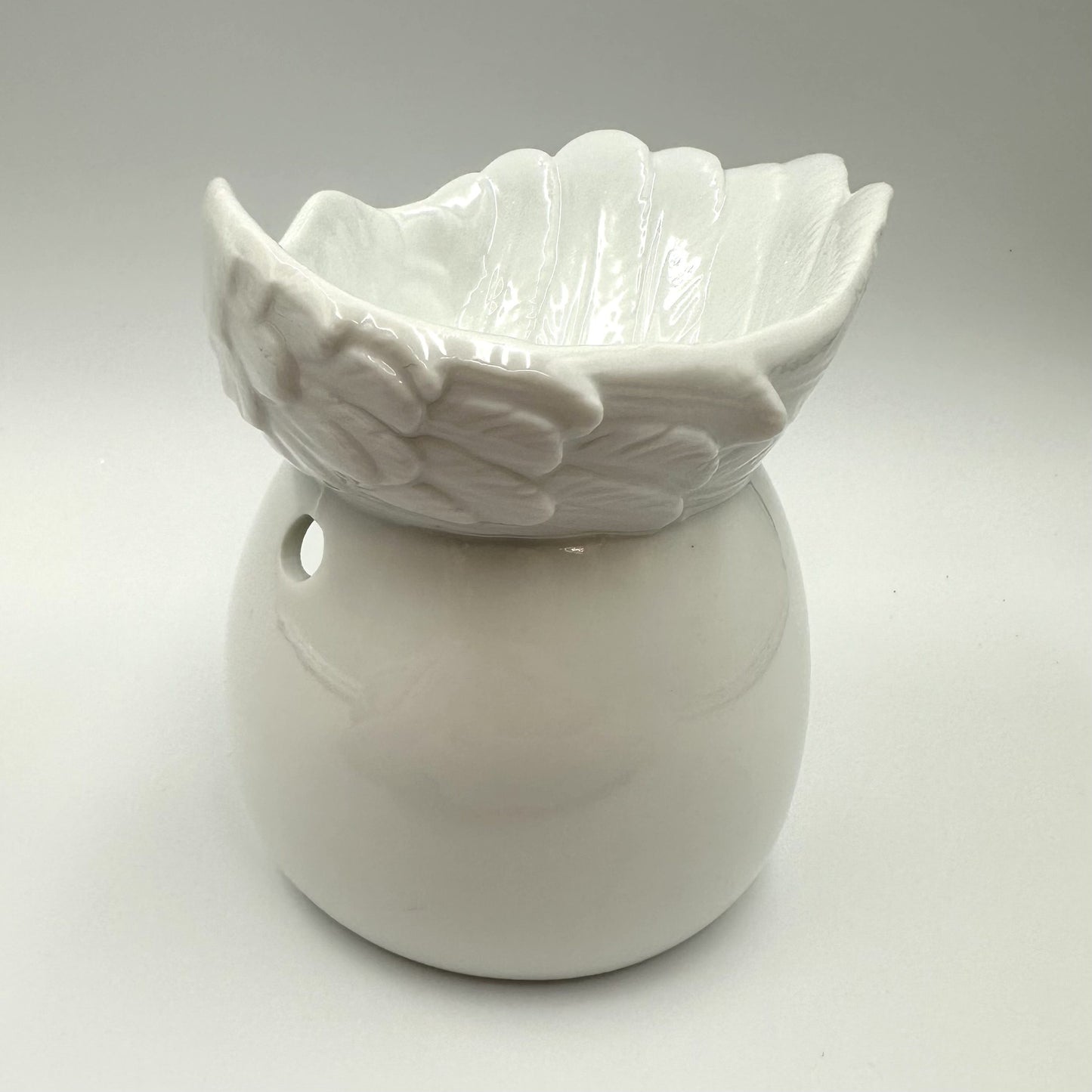 Hvid, bladformet voksbrænder i keramik.