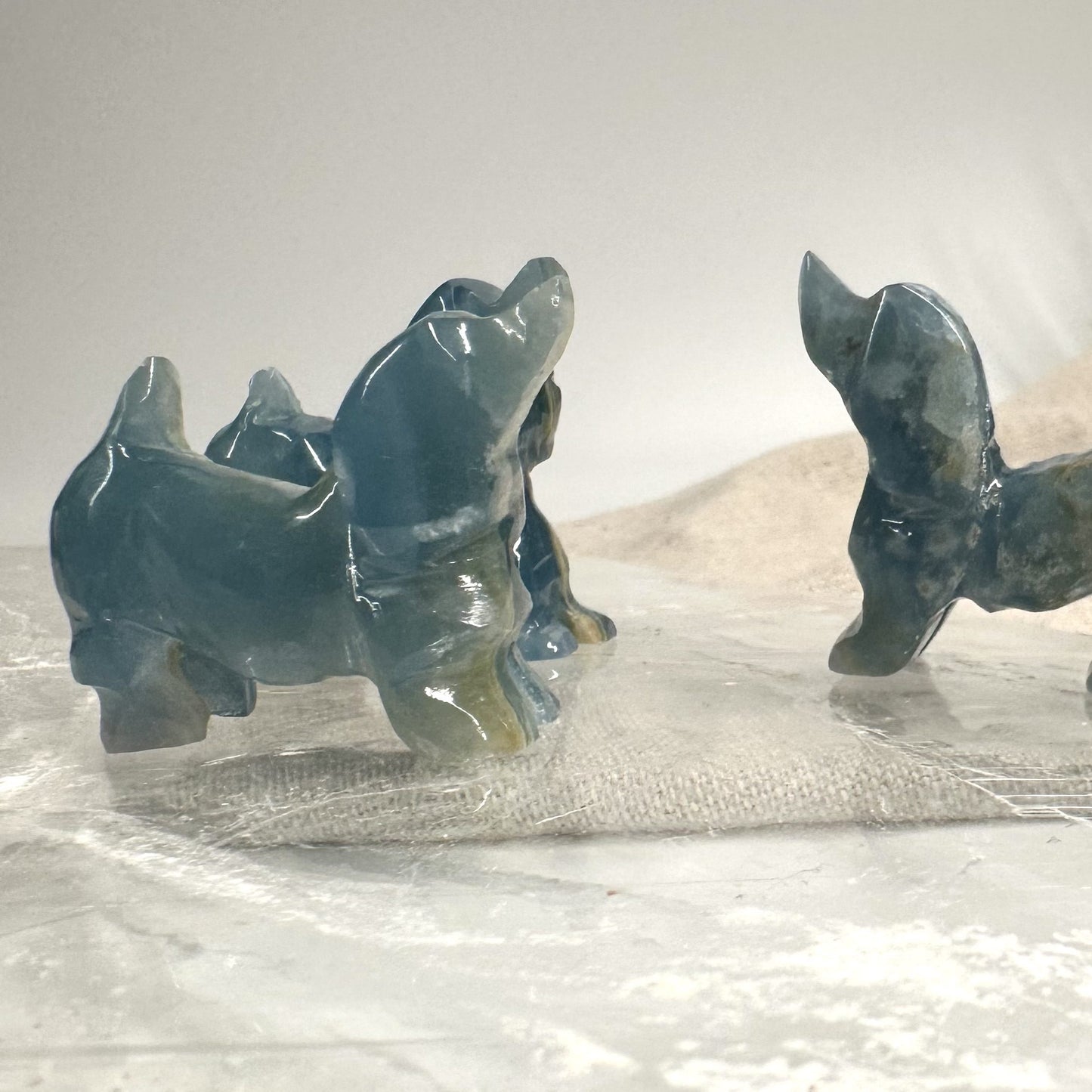 Blå onyx hundeskulpturer på solid overflade | eksklusiv kvalitet.