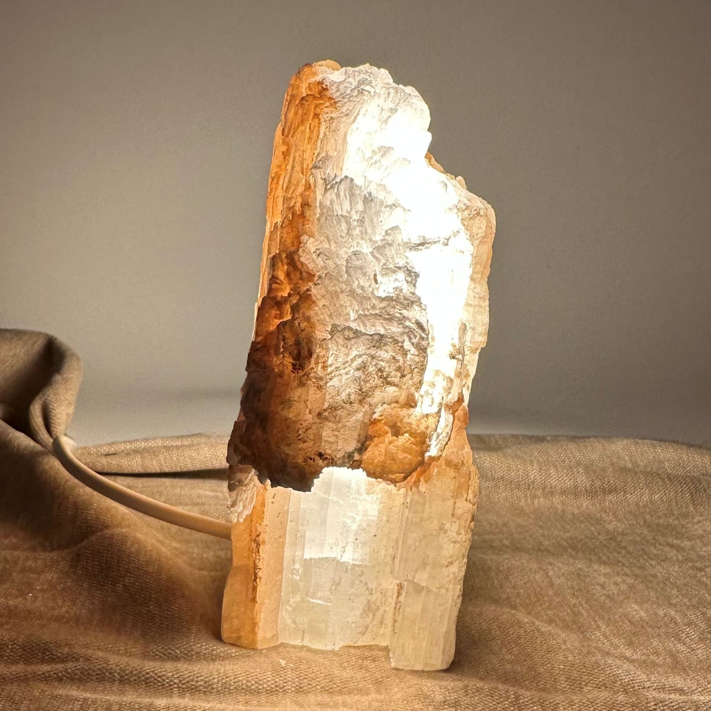 Mexicansk Selenit lampe nr 25 med en varm lysglød på en neutral baggrund.