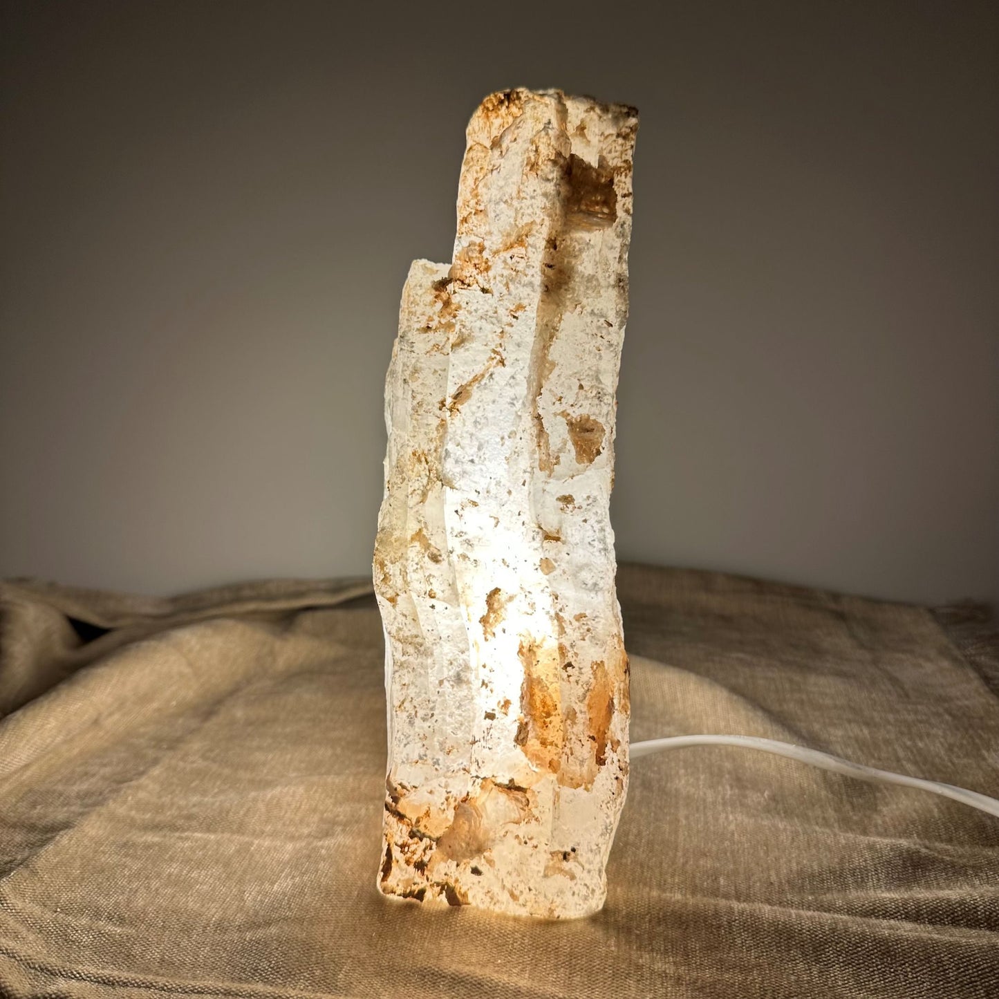 Mexicansk Selenit lampe nr 54 med varm glød, stående på en tekstureret overflade.