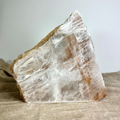 Mexicansk Selenit lampe nr 55, uformet krystallblok på beige baggrund.