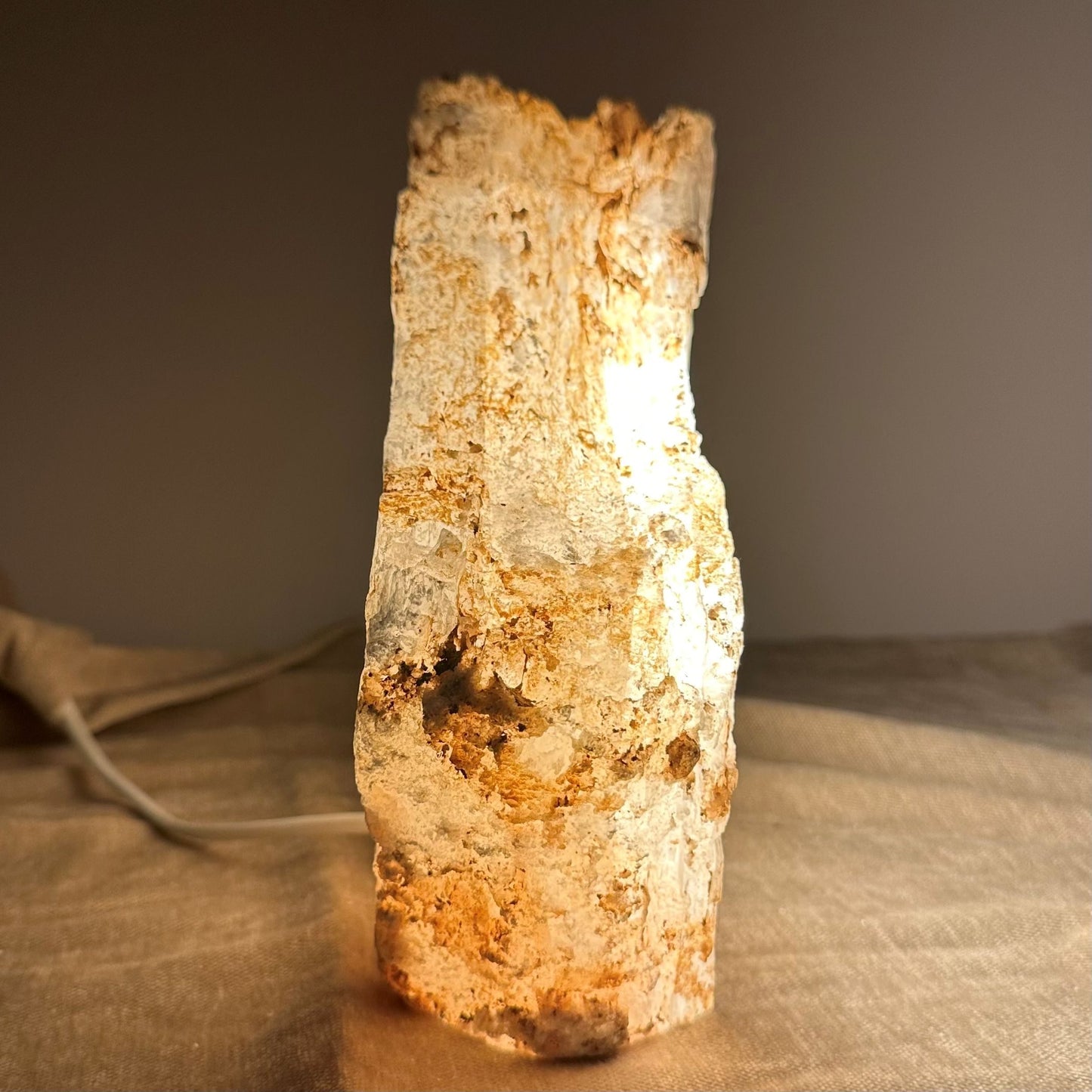 Mexicansk Selenit lampe nr 55 med varm belysning, der står på et bord mod en neutral baggrund.