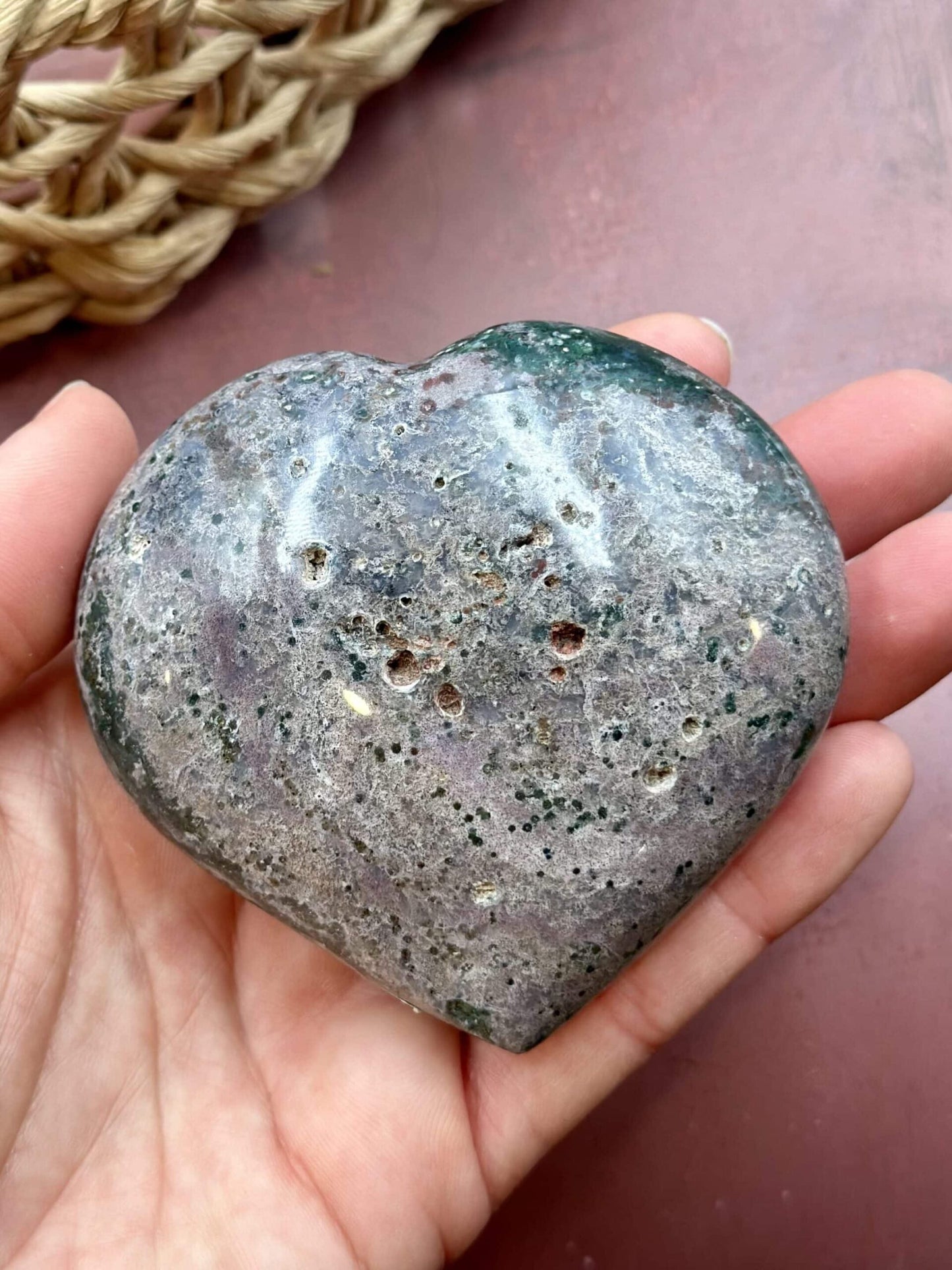 Hjerteformet Jaspis hav sten i hånd.