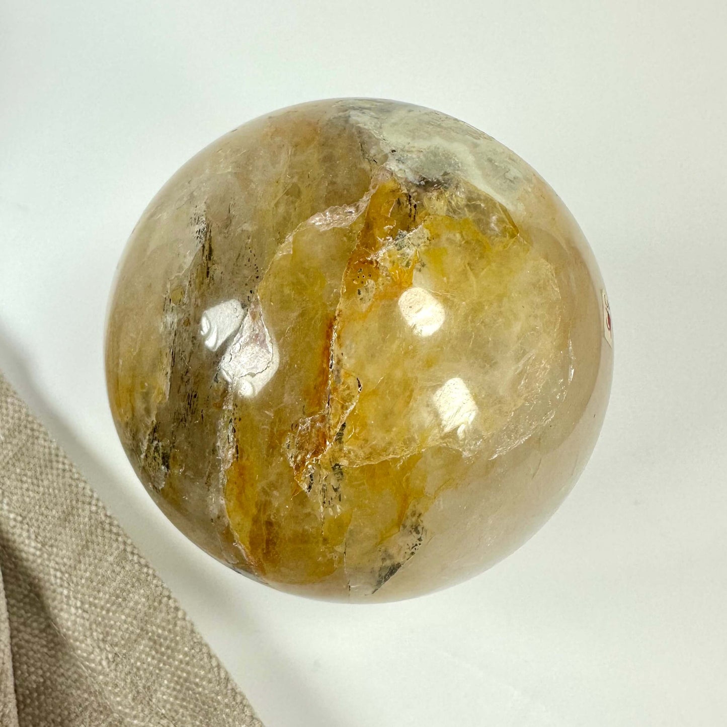 Golden healer kugle med gyldne og gennemsigtige nuancer på hvid baggrund.