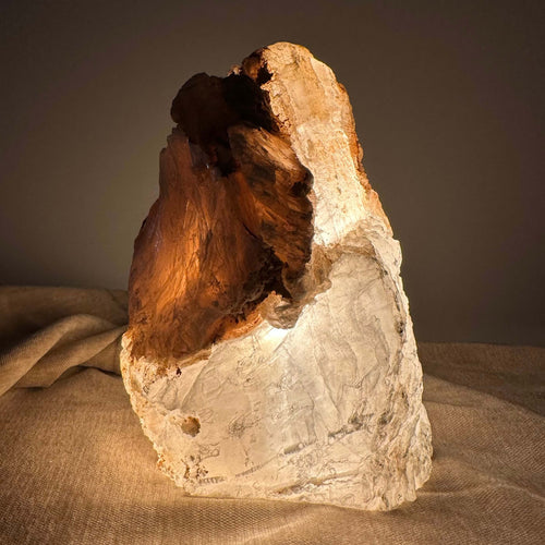 Mexicansk Selenit lampe nr 6 med varm belysning på en stofbeklædt overflade.