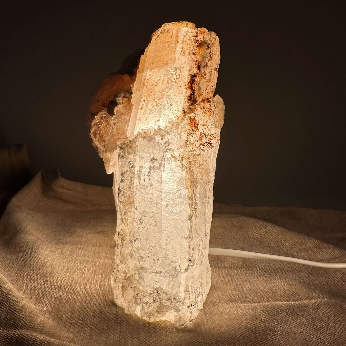 Mexicansk Selenit lampe nr 6 lyser op i et mørkt rum med en varm glød.