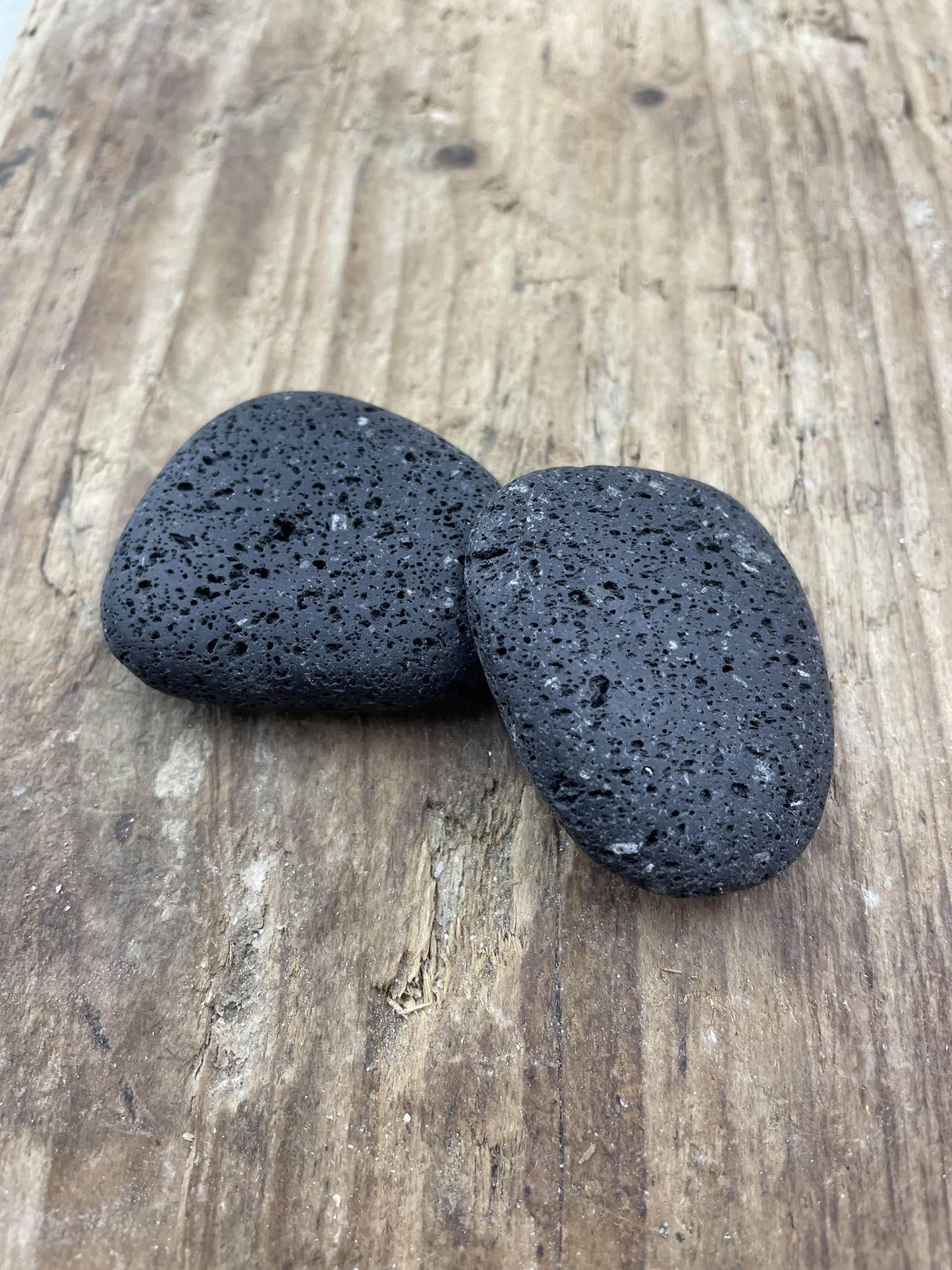 To flade lavasten på en træoverflade.