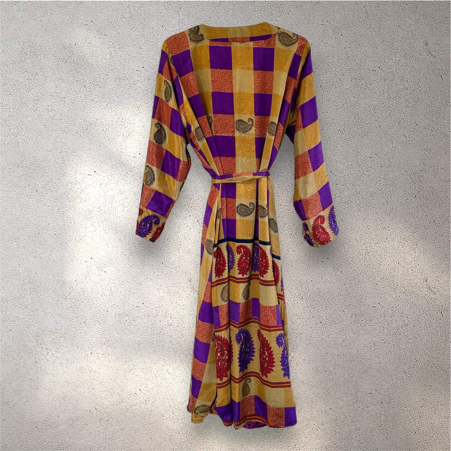 Farverig kimono med ternet og paisleymønster på lys baggrund.