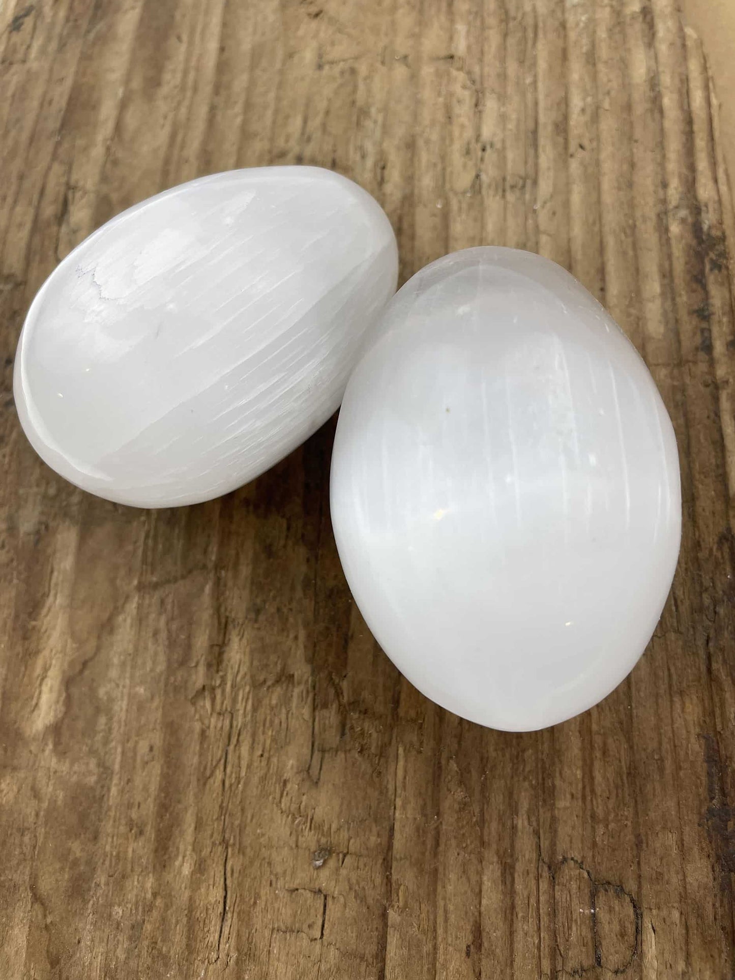 To selenit æg på en træoverflade.