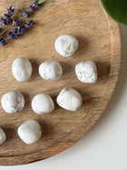 Hvid howlit lommesten