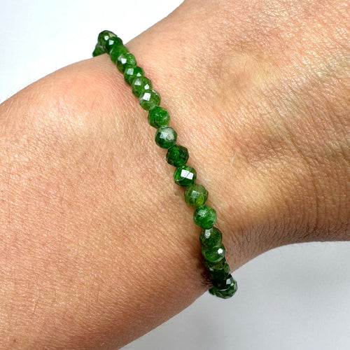 Diopsid armbånd facetslebet