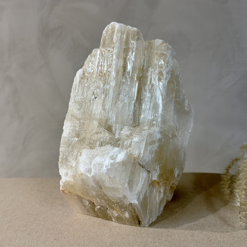 Mexicansk Selenit lampe nr 12 med naturlig, glinsende hvid overflade på en lys baggrund.