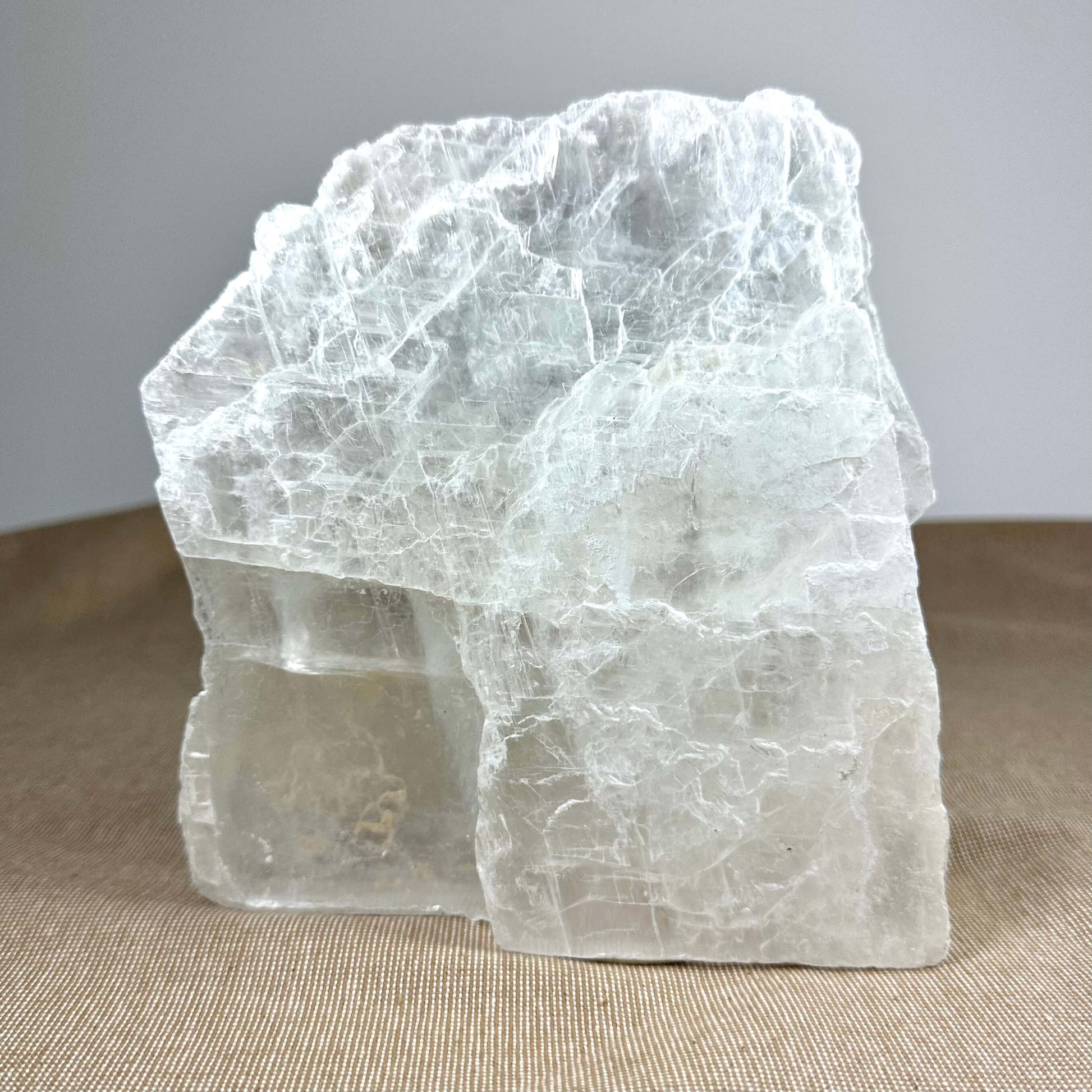 Mexicansk selenit lampe med grå baggrund og beige dug