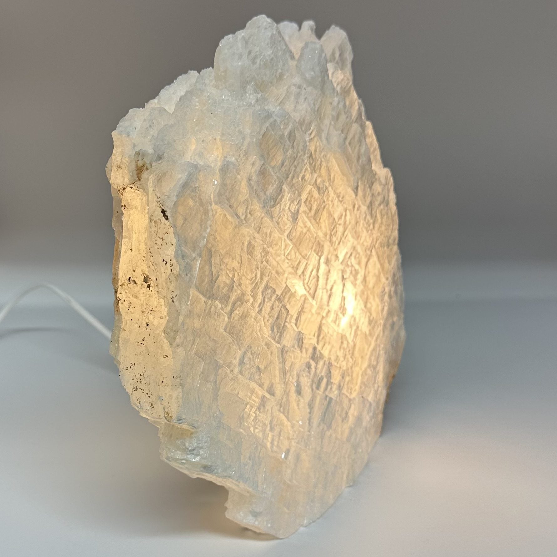 Mexicansk Selenit lampe nr 20 set tændt, viser sin naturlige, krystallinske struktur med en varm glød.