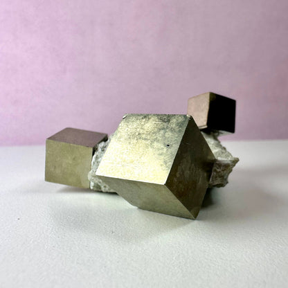 3 Pyrit kubes på modersten