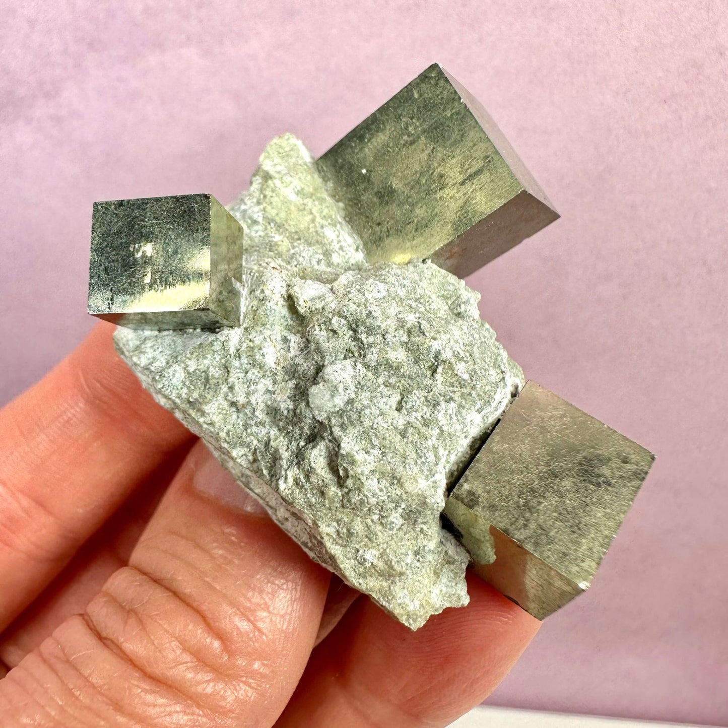 3 Pyrit kubes på modersten