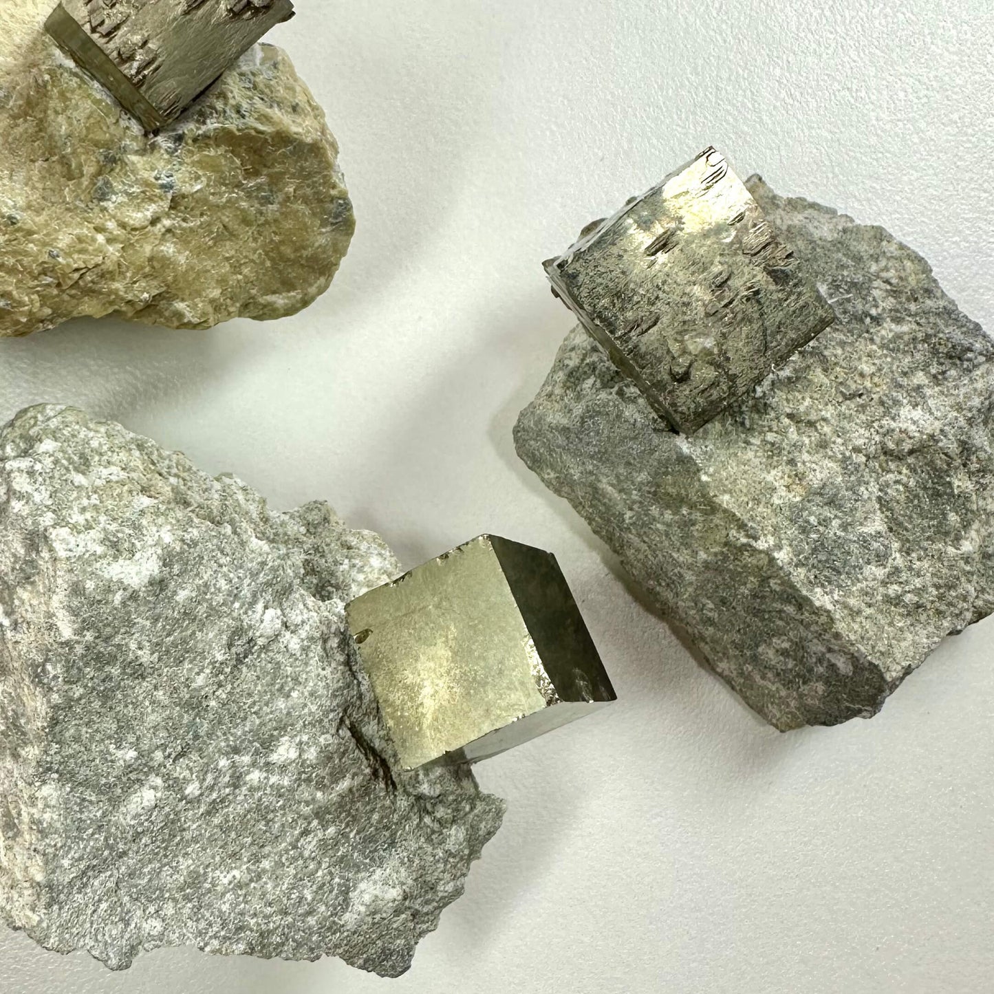 1 Pyrit kube på modersten