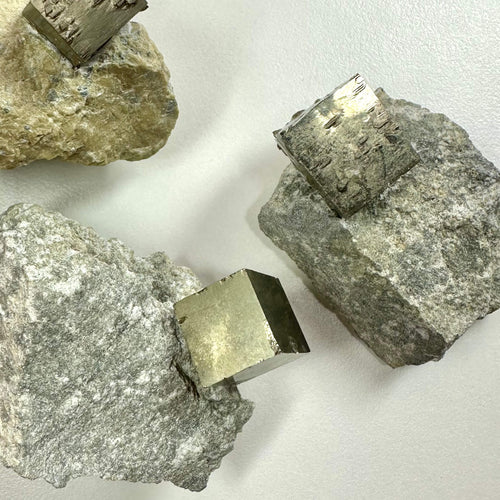 1 Pyrit kube på modersten