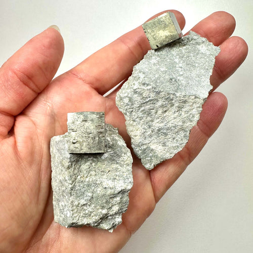 1 Pyrit kube på modersten