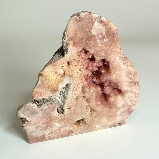 Pink Ametyst, unika A3, pink krystal med naturlige formationer og mineraler, på en lys baggrund.