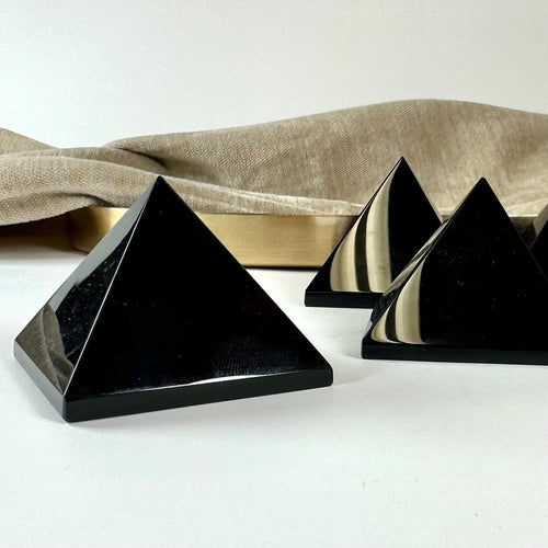 Sort obsidian pyramide