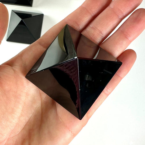 Sort obsidian pyramide