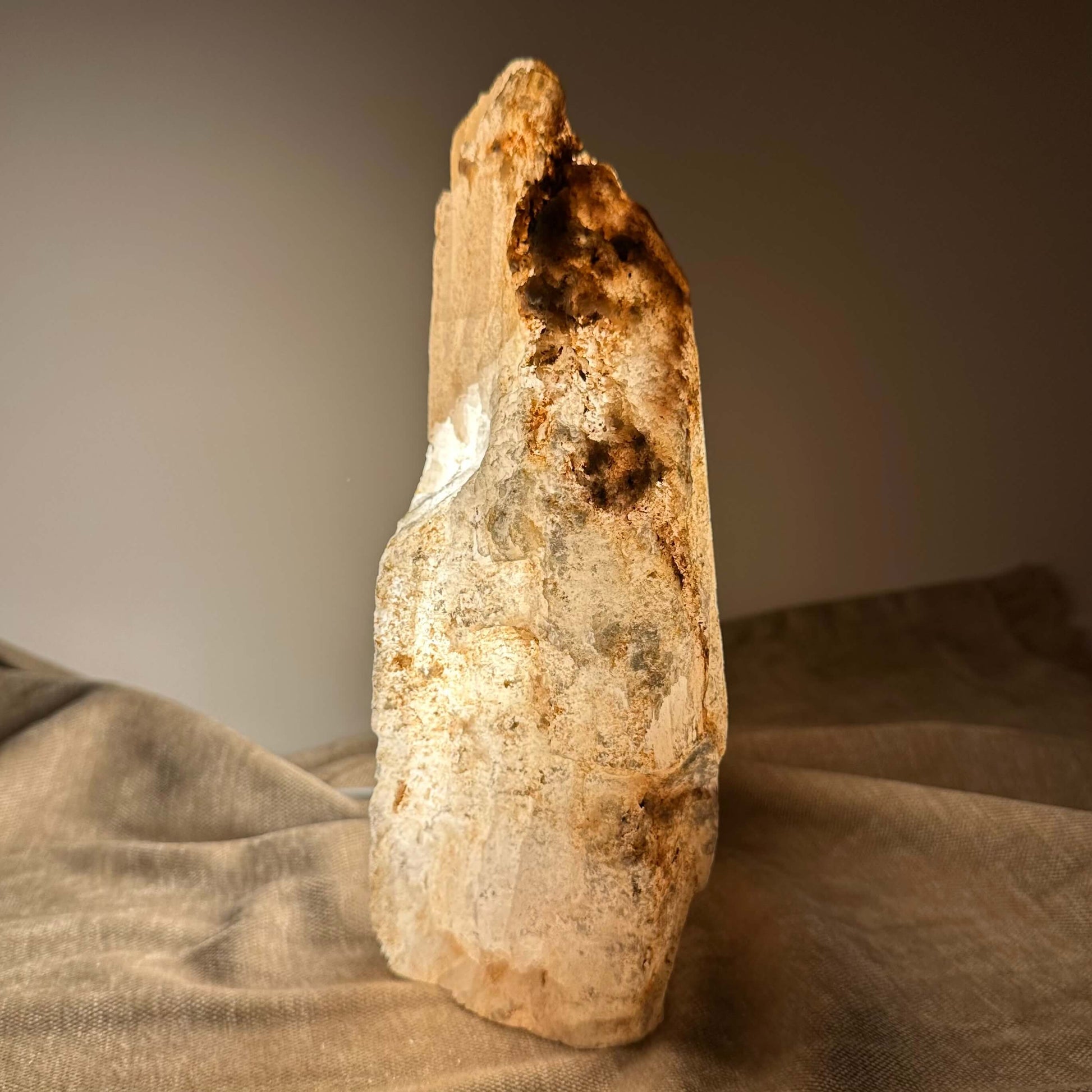 Selenit lampe med naturlig, ujævn overflade står mod en neutral baggrund.