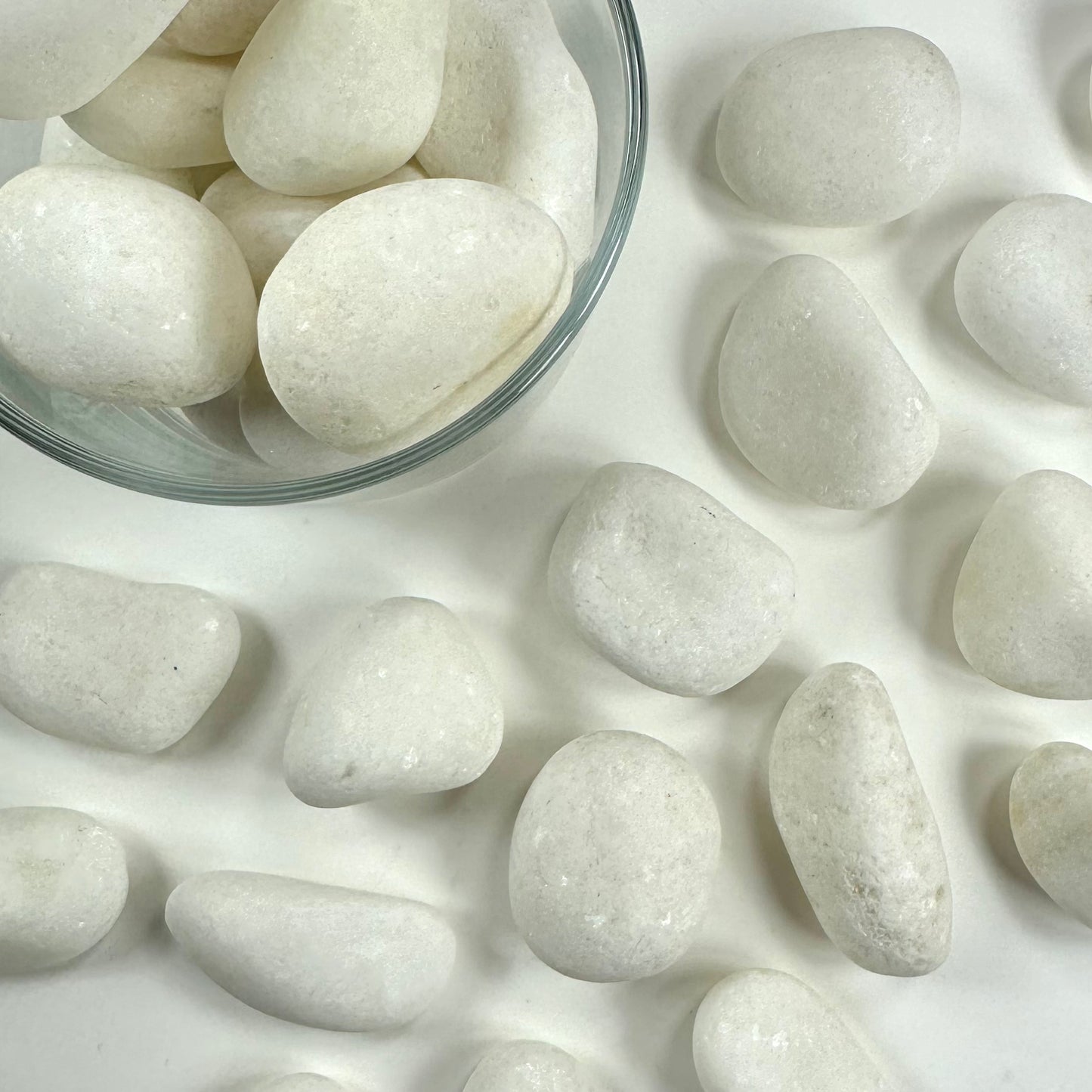 Hvid calcit lommesten