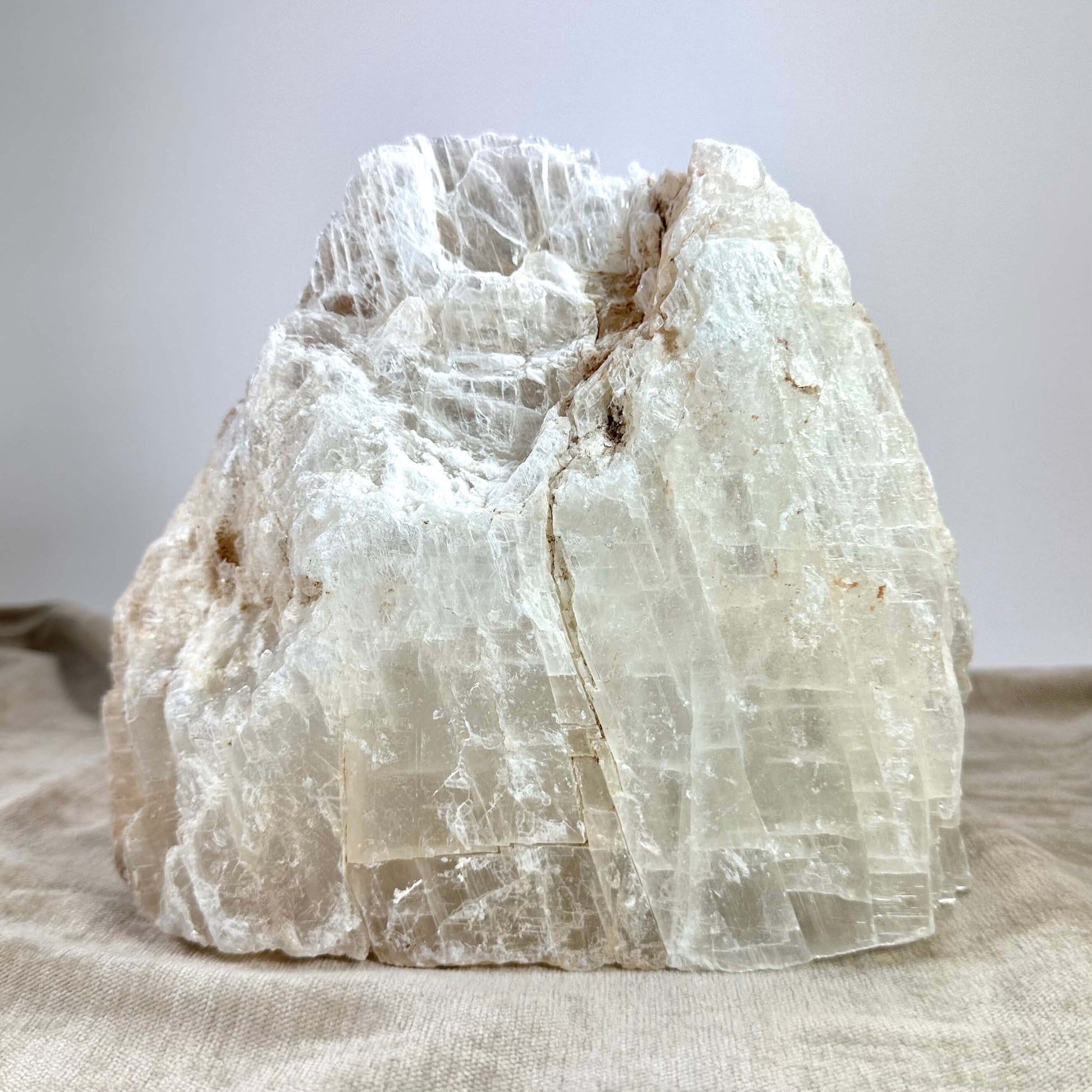 Mexicansk Selenit lampe nr 38 med ubehandlet, naturlig overflade på lys baggrund.