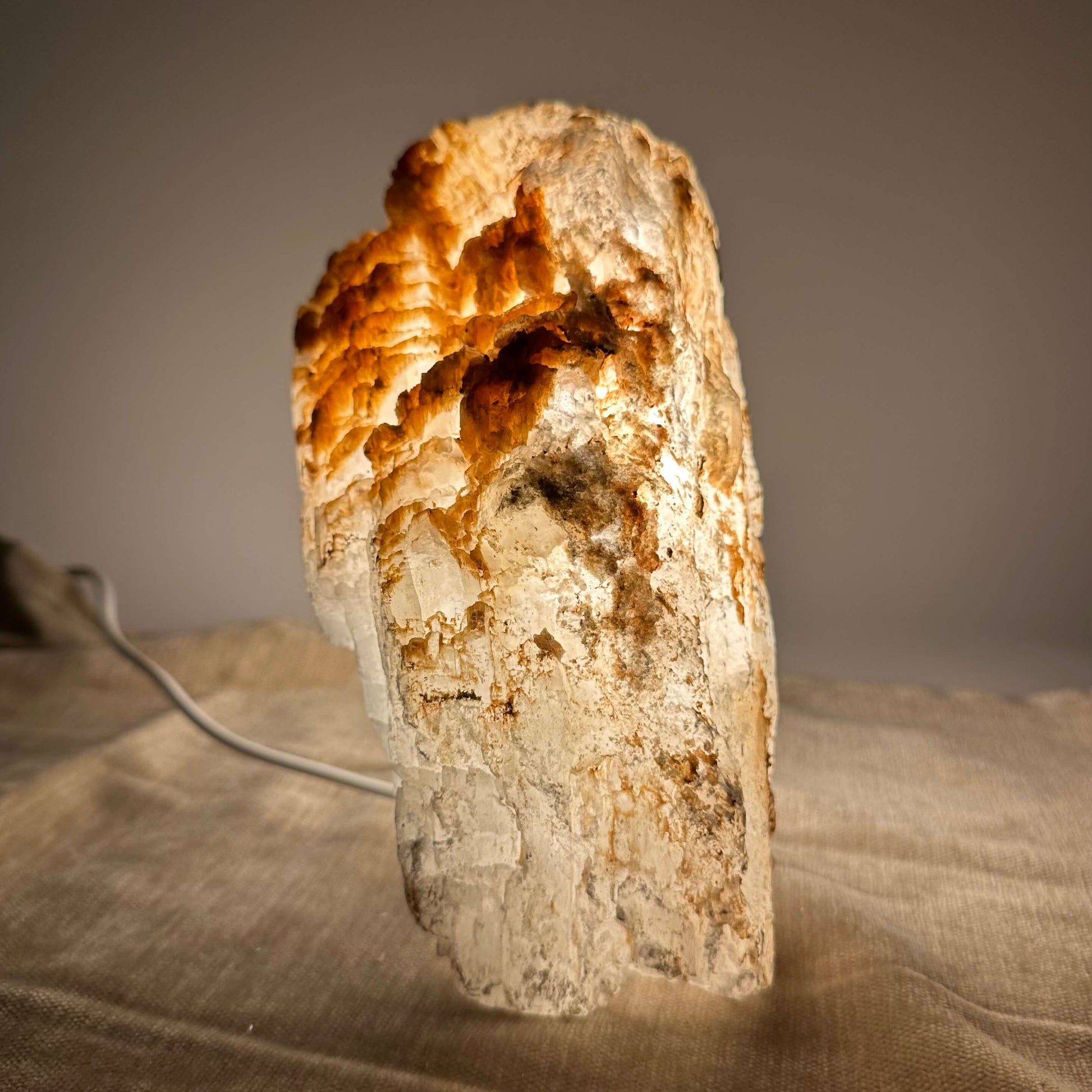 Mexicansk Selenit lampe nr 40 med varm belysning, placeret på et neutralt underlag.
