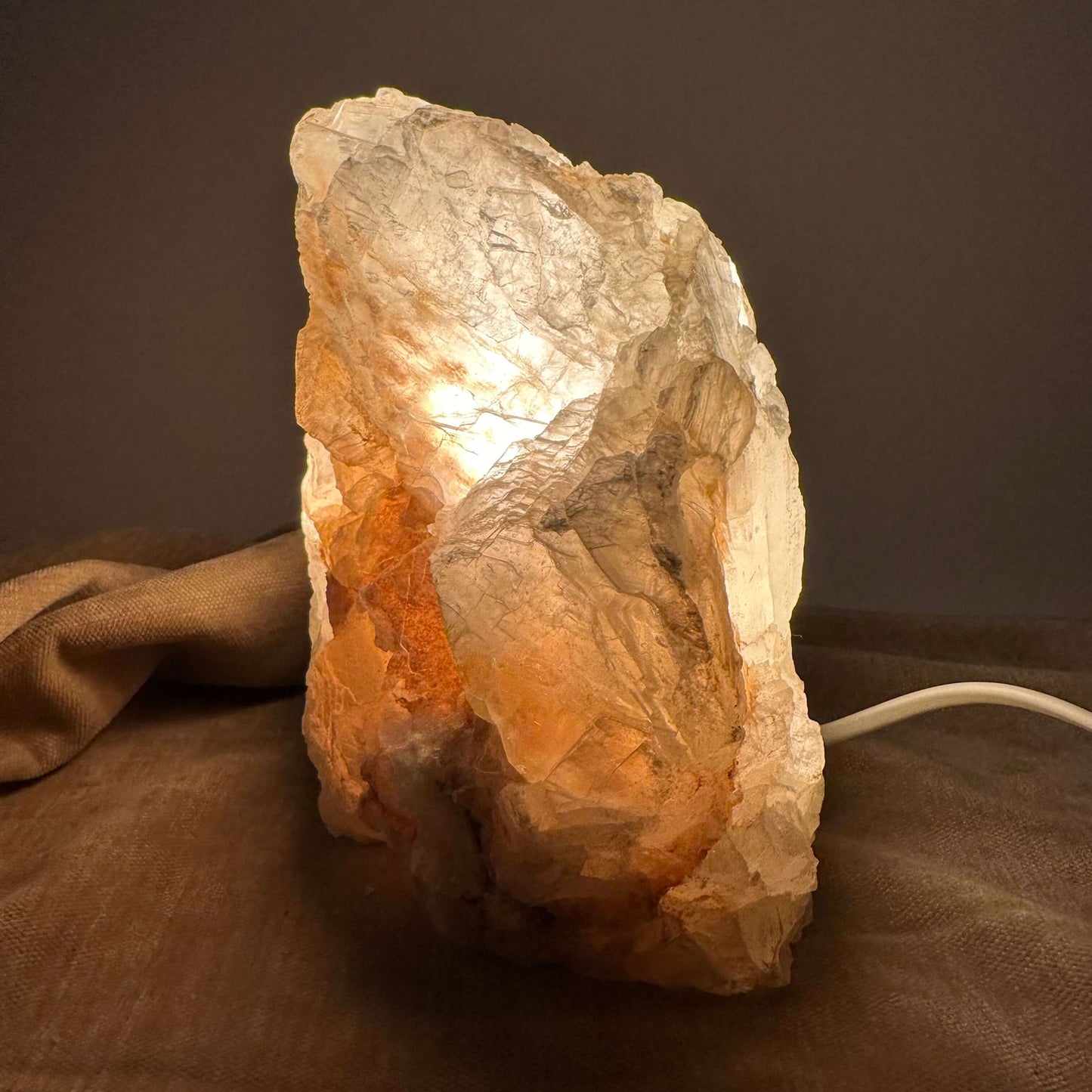 Mexicansk Selenit lampe nr 34 med varmt, orange lys på et mørkt underlag.