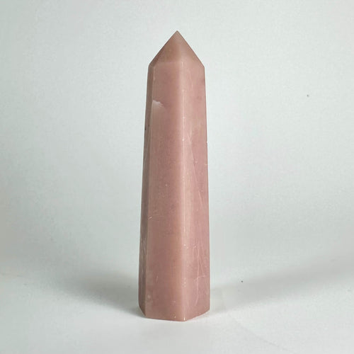 Pink opal tårn mod hvid baggrund.