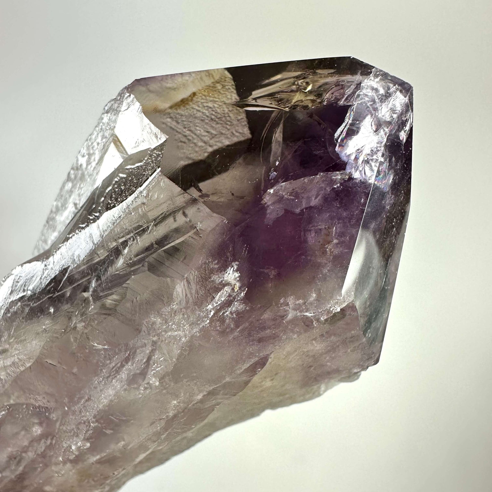 Et ametystscepter krystal med klare lilla nuancer og fine naturlige detaljer.