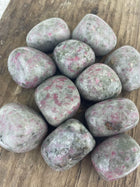 Muskovit med spinel lommesten