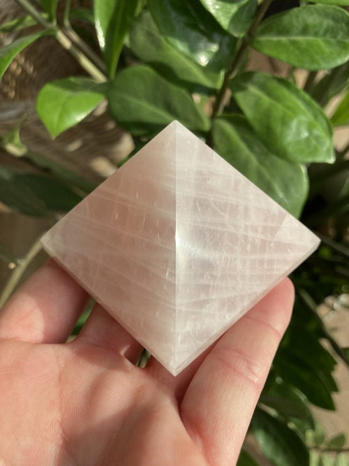 Rosenkvarts pyramide nr 37